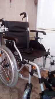 INVALIDNÍ VOZÍK-46CM-ODLEHČEN-BRZDY PRO DOPROVOD