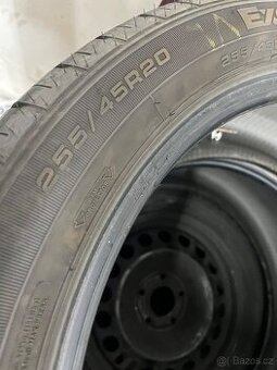 255/45 R20