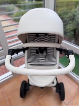 Bílý kočárek Mima Xari all in one