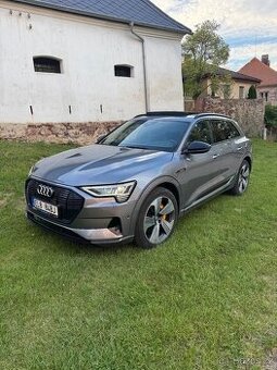 Audi Etron 55 - 300kW, baterie 96kW, moznost rychlodobijeni