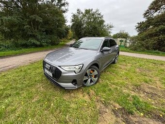Audi Etron 55 - 300kW, baterie 96kW, moznost rychlodobijeni