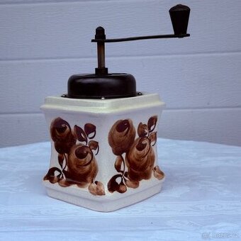 Zdobený keramický mlýnek na kávu