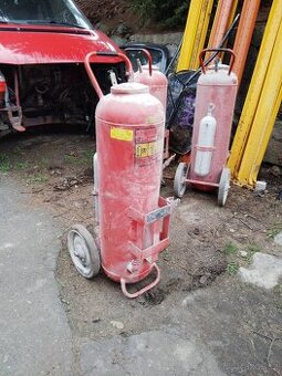Starý mobilní vyřazený práškový hasící přístroj
