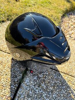 Motorkářská helma.