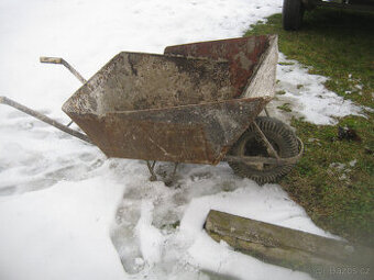 Prodám velké doma udělané stavební kolečko-200 kč.