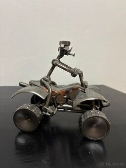 Kovová dekorace – čtyřkolka s jezdcem