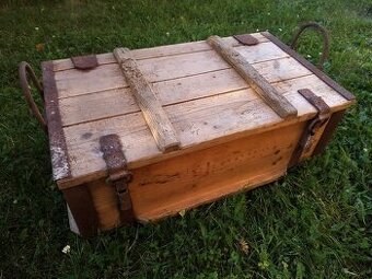 Prvorepubliková bedna 15 cm hrubá houfnice vz. 25 nábojky