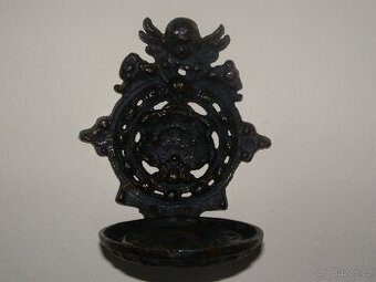 Nástěnný litinový držák na petrolejku