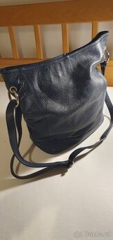 Prodám tmavě modrou kabelku z pravé kůže - téměř nepoužitá