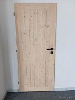 Palubkové celomasivní dveře rozměr 850x1985mm.