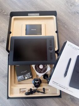 Wacom Intuos Pro M Tablet + Datacolor Spyder 5