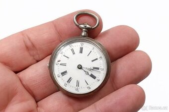 Starožitné pánské stříbrné kapesní hodinky – kličovky 1885