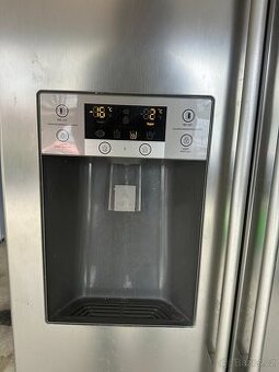 Americká lednice s výrobníkem ledu