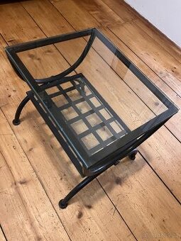 Konferenční stolek se skleněnou deskou