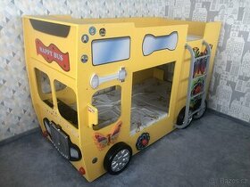 Dvoupatrová dětská postel-autobus