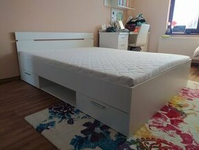 Multifunkční postel s úložnými prostory s rošty a matrací