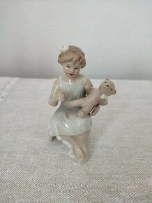 Royal dux dievča s macíkom porcelánová soška