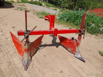 Hrobkovací radlice na dvojzávěsu na malotraktor
