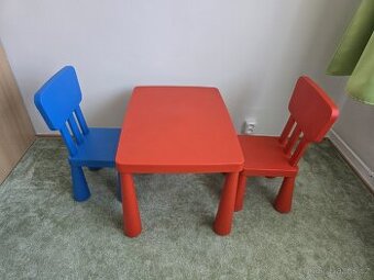 Dětský stůl a dvě židle