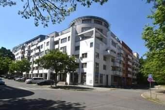 Velmi pěkný 2+kk, 68m2 se dvěma lodžiemi, garáží a sklepem,