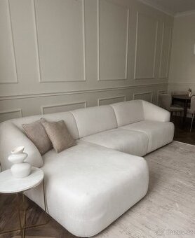 Designová béžová pohovka