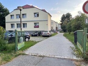 Krásný slunný byt2+1včetně stání pro auto a části pozemku).