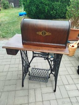 Překrásný starý šicí stroj Singer originál