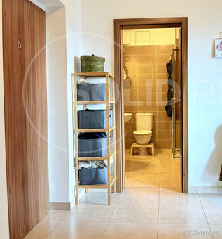 Dřevený rohový regál do předsíně