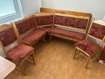 Rohová lavice a dvě kuchyňské židle