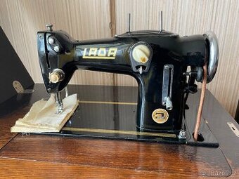 Šicí stroj s původní skříní