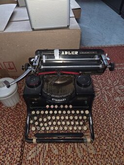 Starý psací stroj ADLER