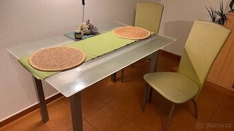 Skleněný stůl a 4 židle