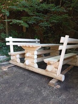 Masivní dřevěný set z kulatiny – stůl + lavice