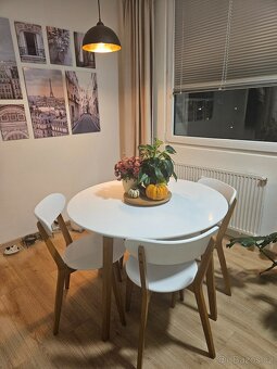 Jidelni stul + 4 židle JYSK