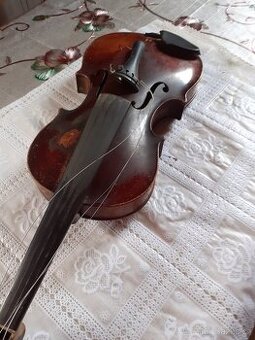 Velice  staré  housle