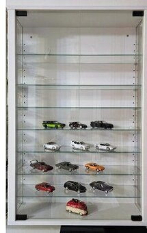 Prodám 2 ks vitríny na modely aut