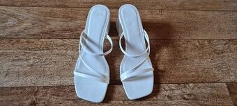 Bílé sandály na podpatku Berschka