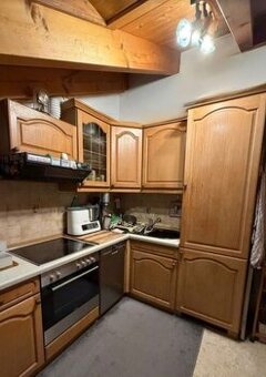 Velmi pěkná dubová kuchyně včetně spotřebičů,6104