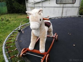 Houpací a jezdící kun