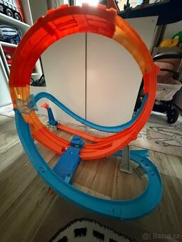 Hot Wheels masivní smyčka