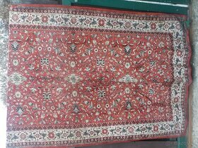 staré ručně vázané koberece a přehozy