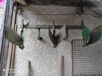 Trojřádkovač-ohrnovač .