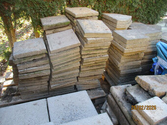 Prodej použité chodníkové dlažby 30x30 cm, obrubníky