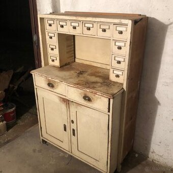 Historická kuchyň. skříň komoda