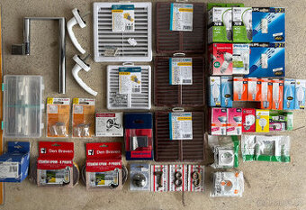 Směs nepoužitých věcí ze stavby - mřížky, madla, apod.