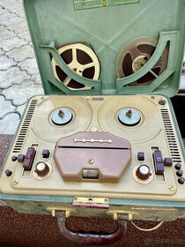 Starý magnetofon a rádio