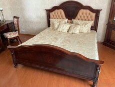 Vyřezávaná postel s intarziemi a čalouněným koženým čelem