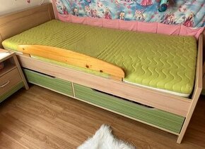 postel s úložným prostorem a zábranou