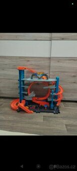 Garáž Hot Wheels se žralokem