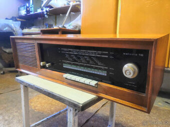 Psací stroj, osciloskopy, rádia a další starožitnosti